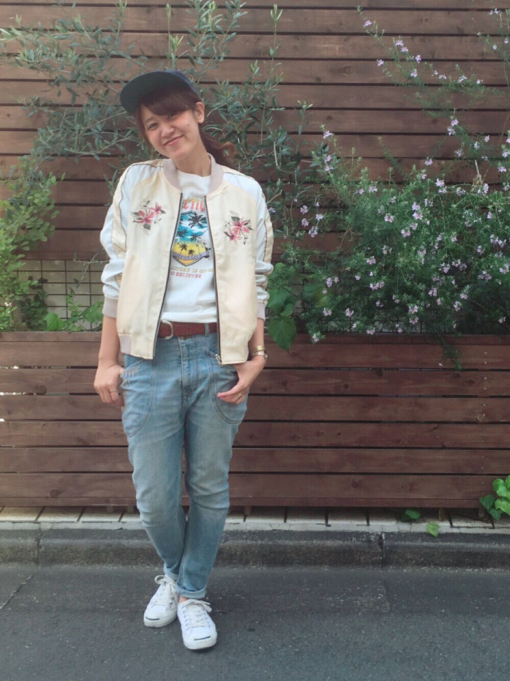 ベージュ系のMA-1、ホワイト系のスニーカー、ホワイト系のTシャツ/カットソーを着用したレディースの春コーディネートの1枚目の写真