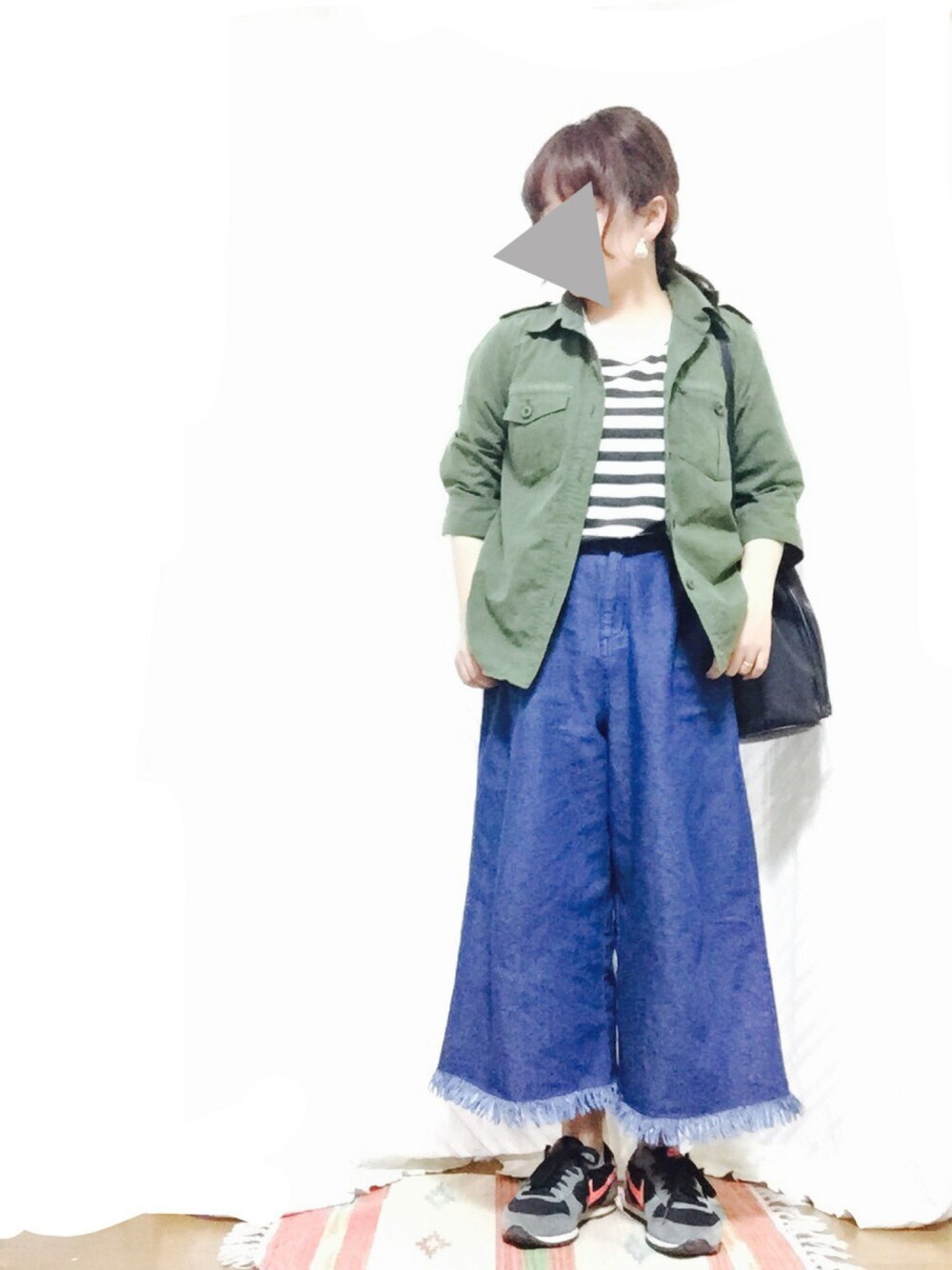 グリーン系のミリタリージャケット、ブラック系のTシャツ/カットソー、ブルー系のその他パンツを着用したレディースの春コーディネートの1枚目の写真