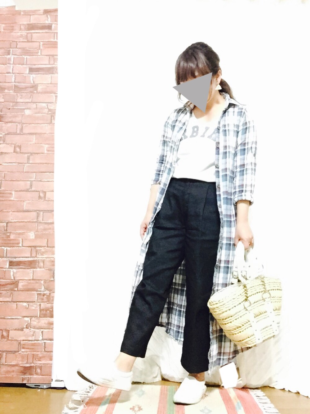 その他のシャツワンピース、ホワイト系のTシャツ/カットソー、ブラック系のデニムパンツを着用したレディースの春コーディネートの1枚目の写真