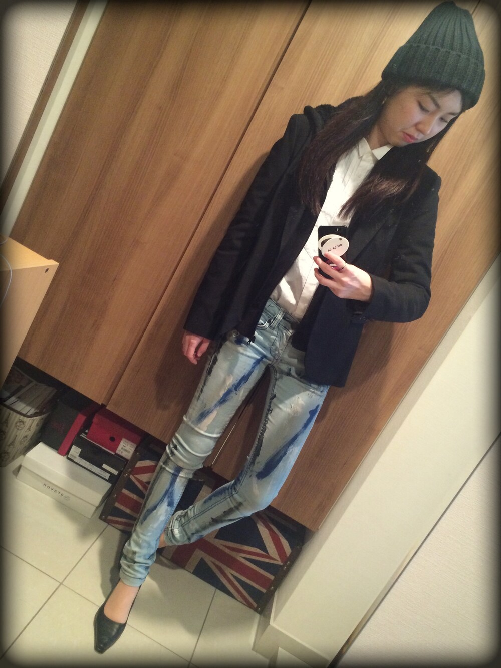 「ニット帽、ジャケット、白シャツ、パーカーレイヤード、ペインティングデニム、フォーマル×ストリート、+J、ZARA、EMODA、黒髪」｜「ZARAのアイテム（テーラードジャケット、ブラック系）」を使った、Chiemi.さん（レディース・163cm）の冬コーディネートの1枚目の写真