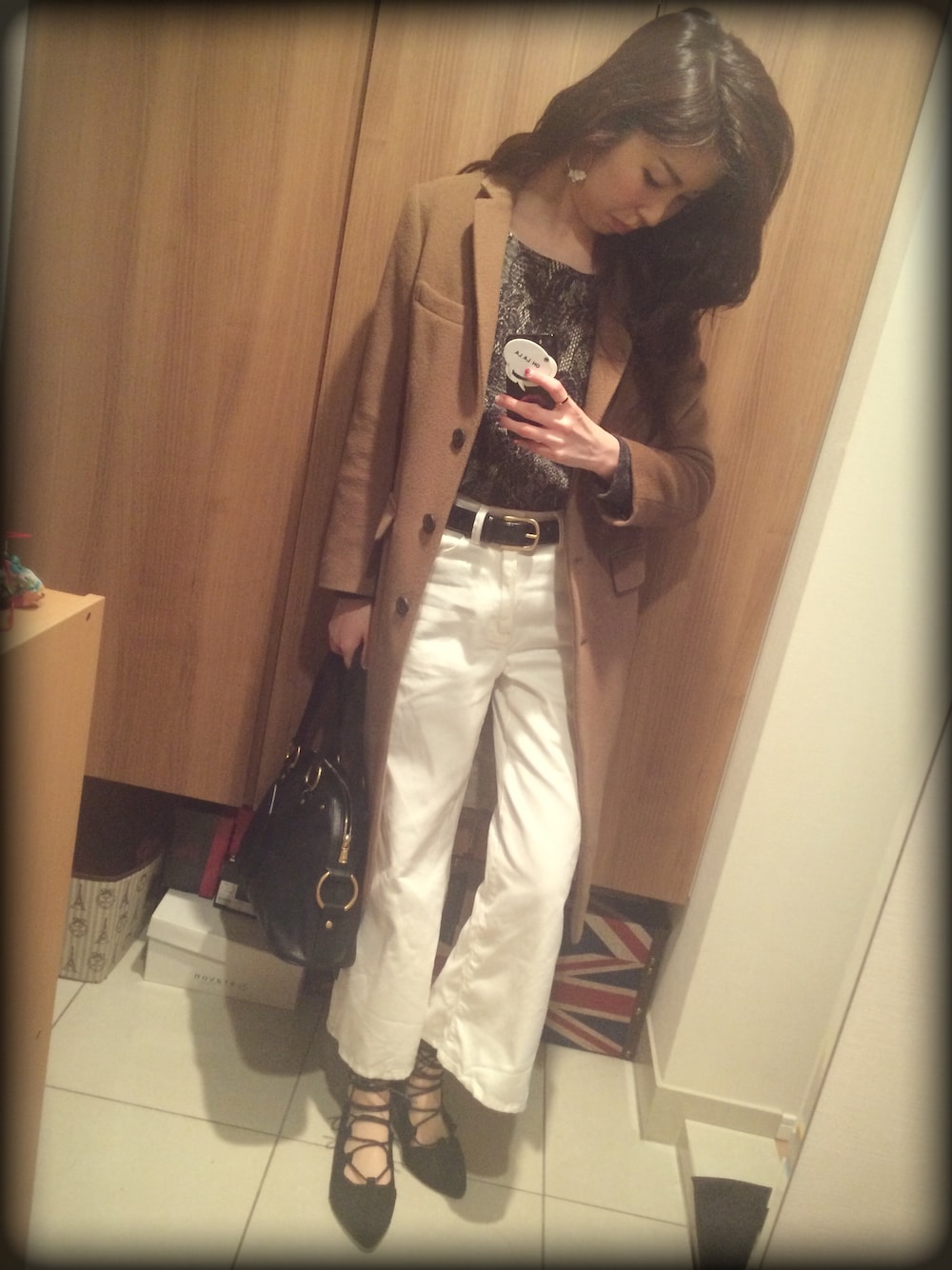 「レースニット、チェスターコート、カーキアウター、ワイドデニム、白パンツ、大人カジュアル、レースアップシューズ、Saint Laurent、TOPSHOP、ootd」｜「SHARE PARKの【VERY別注カラーあり】ショートビーバー ロングチェスターコート（チェスターコート、グリーン系）」を使った、Chiemi.さん（レディース・163cm）の春コーディネートの1枚目の写真