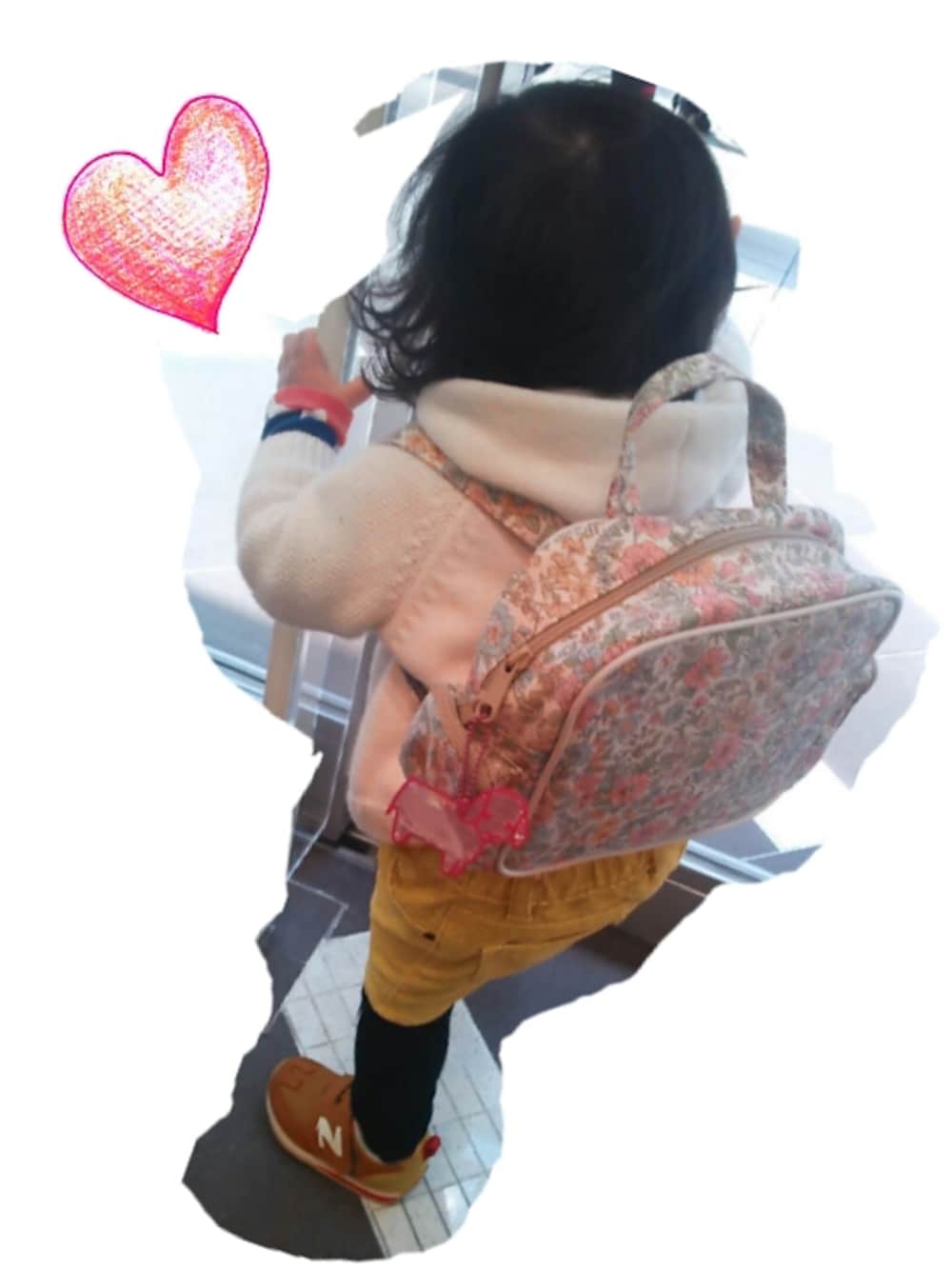 「リュック」｜「リバティ、リュック（バックパック/リュック、ホワイト系）」を使った、conaさん（キッズ・80cm）の春コーディネートの1枚目の写真