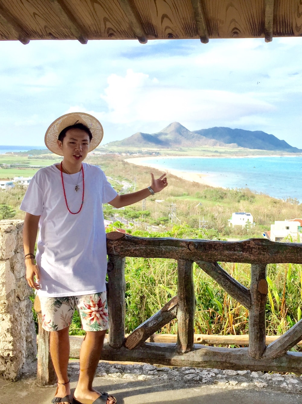 「夏、石垣島、海、しまんちゅ、イーヤーサーサー」｜「FOREVER 21のアイテム（Tシャツ/カットソー、ホワイト系）」を使った、simさん（メンズ・171cm）の秋コーディネートの1枚目の写真