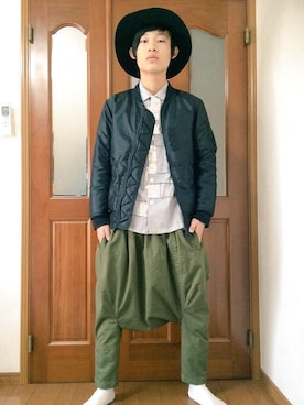 「COMME des GARCONS（コムデギャルソン）のコムデギャルソンのサルエルパンツ
（その他パンツ、グリーン系）」を使った、青山 聖さん（メンズ・170cm）の冬コーディネート