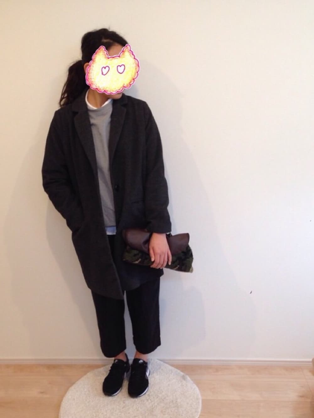 「ワイドパンツ、チェスターコート、スウェット、シャツスタイル、スニーカー、ワントーンコーデ、妹」｜「URBAN RESEARCHのアイテム（チェスターコート、グレー系）」を使った、Chise / Natsuさん（レディース・163cm）の冬コーディネートの1枚目の写真