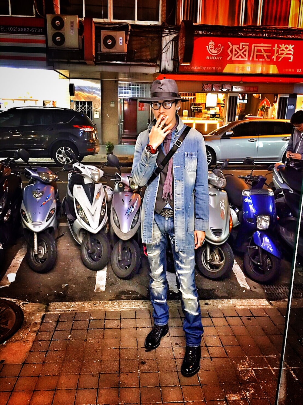 「purple&yellow、DOLCE&GABBANA、abahouse、Moscot」｜「Purple&Yellowのアイテム（ジャケット/アウター、ブルー系）」を使った、Marco   Lauさん（メンズ・182cm）の冬コーディネートの1枚目の写真