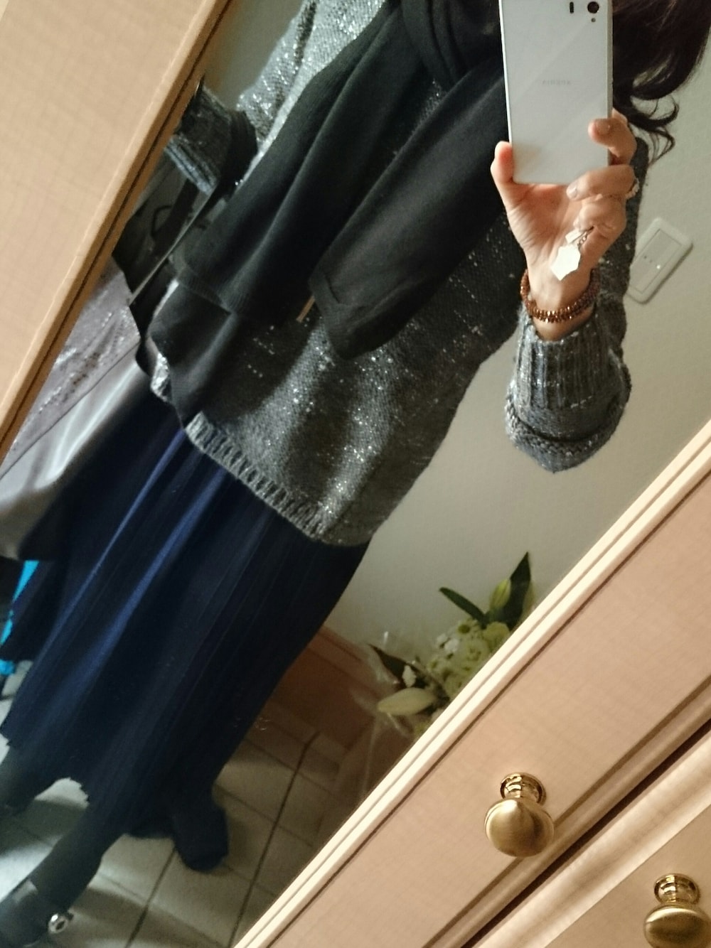 「Banana Republicのアイテム（ニット/セーター、グレー系）」を使った、Mariko Ide Kawabataさん（メンズ・160cm）の秋コーディネートの1枚目の写真
