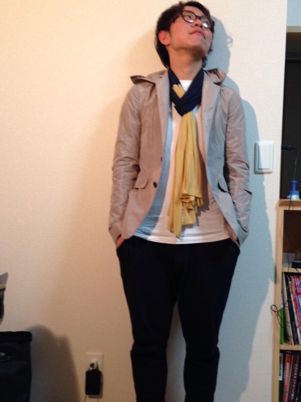 ブルー系のその他パンツ、イエロー系のストール/ショールを着用したメンズの春コーディネートの1枚目の写真