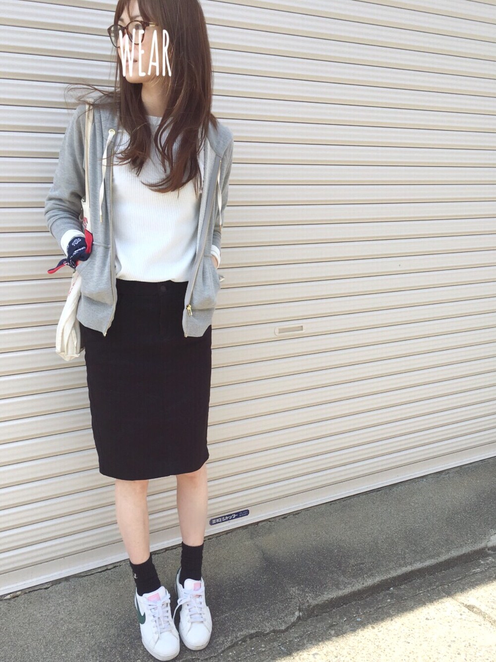 ホワイト系のTシャツ/カットソー、グレー系のパーカー、ホワイト系のトートバッグを着用したレディースの春コーディネートの1枚目の写真