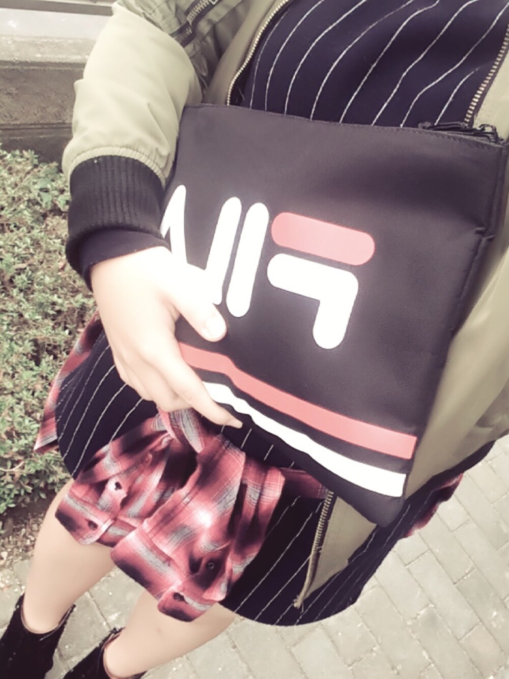 「WEGO、MA-1、グリーン、秋のコーデ、FILA、おしゃれ、スポーツミックス、NIKE、confirm、自撮り」｜「FILAのアイテム（クラッチバッグ、ブラック系）」を使った、ゆん汰さん（レディース・158cm）の冬コーディネートの1枚目の写真