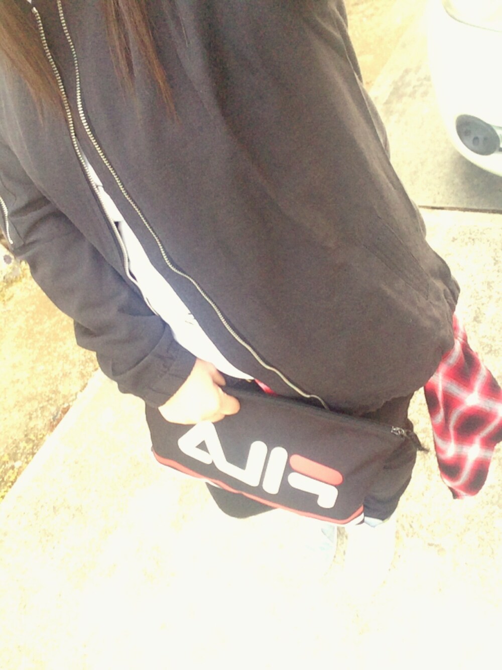 「シンプルコーデ、MA-1、チェックシャツ、WOmB、Right-on、confirm、FILA、黒、はるコーデ、家の前」｜「Right-onの【Noble Product】ノーカラーMA-1（MA-1、ブラック系）」を使った、ゆん汰さん（レディース・158cm）の春コーディネートの1枚目の写真