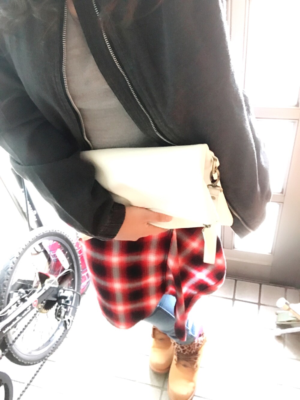 「休日スタイル、デニム、秋のコーデ、チェックシャツ、Right-on、H&M、Timberland、AZUL、おまつり、ラクチンコーデ」｜「WEGOの◆WEGO/口折れコンビクラッチバッグ（クラッチバッグ、ホワイト系）」を使った、ゆん汰さん（レディース・158cm）の秋コーディネートの1枚目の写真