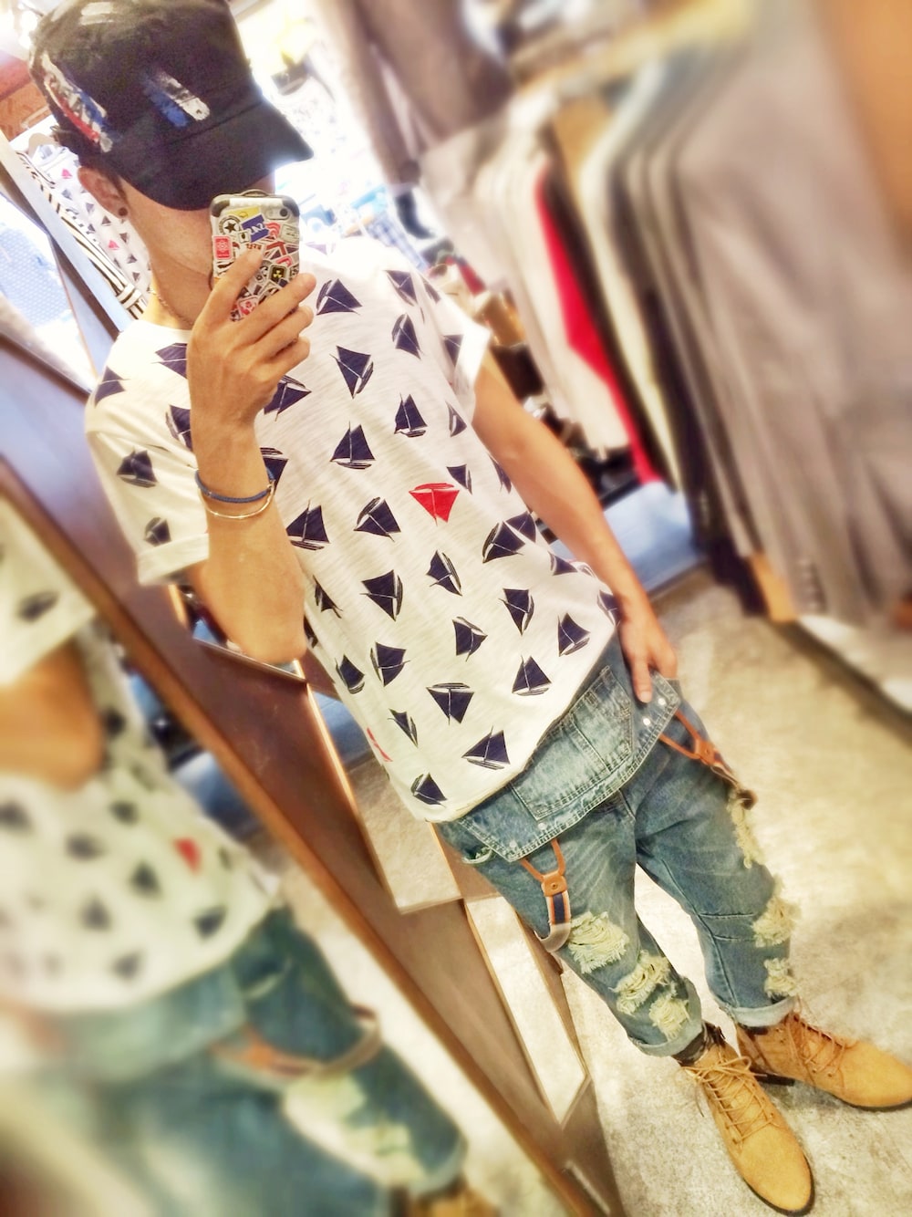 ホワイト系のTシャツ/カットソー、ブルー系のサロペット/オーバーオール、ブラウン系のブーツを着用したメンズの夏コーディネートの1枚目の写真