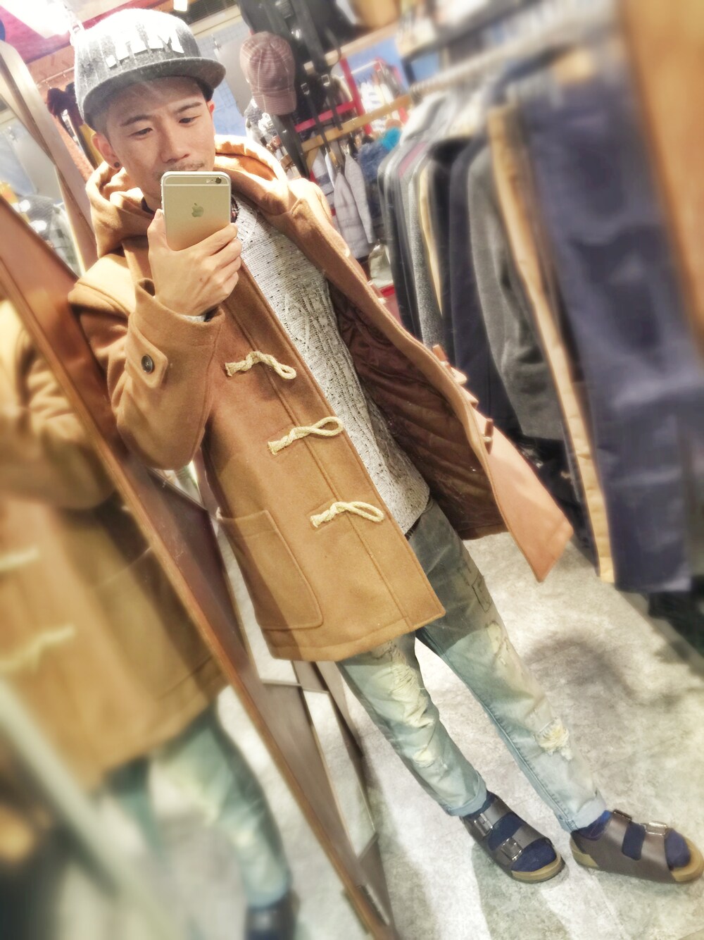 ブラウン系のモッズコート、ベージュ系のその他トップス、ブルー系のデニムパンツを着用したメンズの冬コーディネートの1枚目の写真