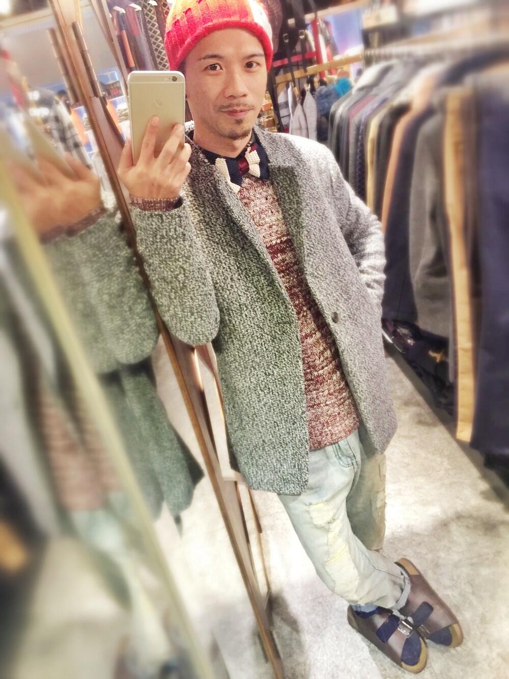 レッド系のその他トップス、グレー系のダッフルコート、ブルー系のデニムパンツを着用したメンズの冬コーディネートの1枚目の写真