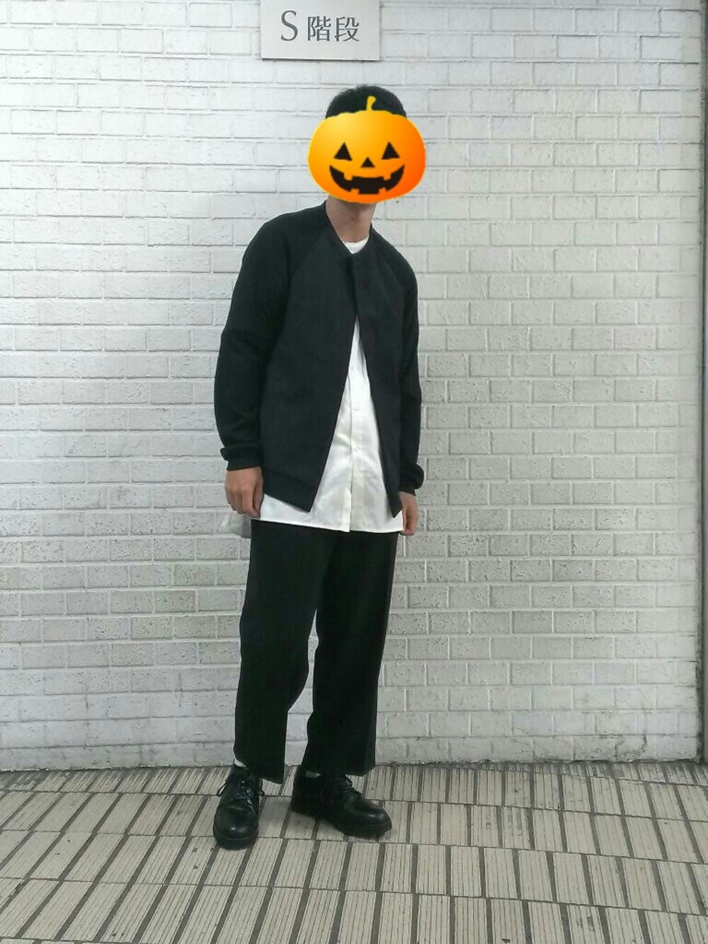 ブラック系のドレスシューズ、ブラック系のスラックス、ブルー系のブルゾンを着用したメンズの秋コーディネートの1枚目の写真