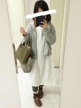「オフホワイト」｜「アイテム（チノパンツ）」を使った、mokaさん（レディース・154cm）の春コーディネート
