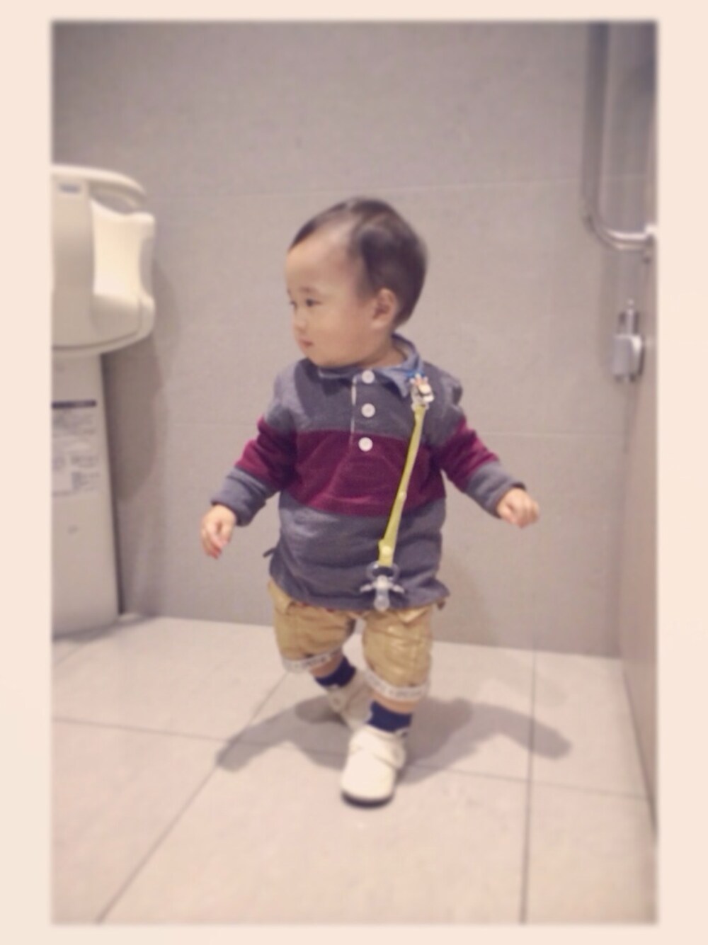 グレー系のシャツ/ブラウスを着用したキッズの冬コーディネートの1枚目の写真