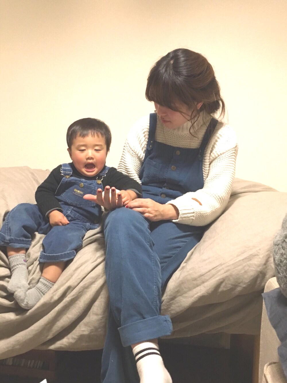 「むちむちくん、むちむちくんのママ、親子コーデ、親子ーデ、リンクコーデ、親子リンク、キッズコーデ、2歳、おとこのこ、オーバーオール」｜「usedのアイテム（サロペット/オーバーオール、ブルー系）」を使った、むちむちくんさん（キッズ・80cm）の冬コーディネートの1枚目の写真