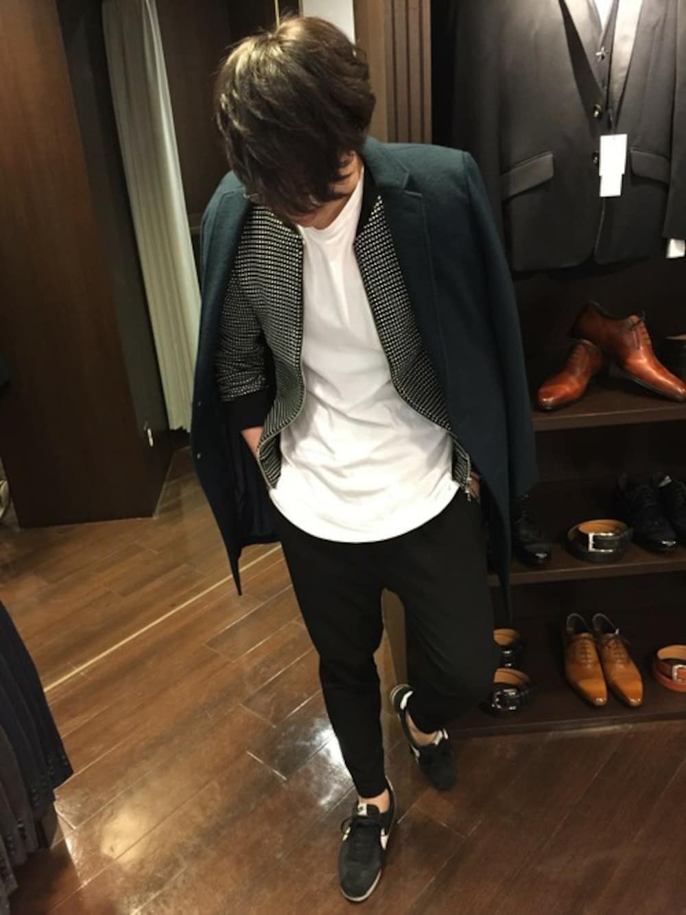 グリーン系のその他アウター、ブラック系のMA-1を着用したメンズの秋コーディネートの1枚目の写真