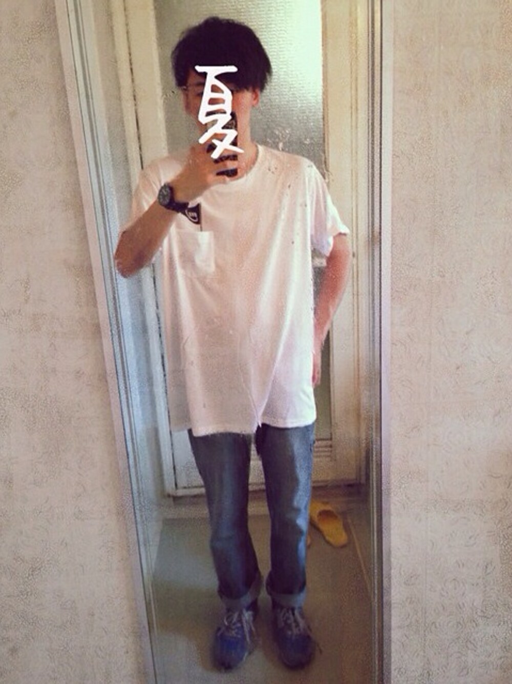 「白Tシャツ、ポケットＴシャツ、ジーンズ、New Balance、ラフ、シンプル」｜「NEW BALANCEのアイテム（その他シューズ、ブルー系）」を使った、nabewataさん（メンズ・166cm）の春コーディネートの1枚目の写真