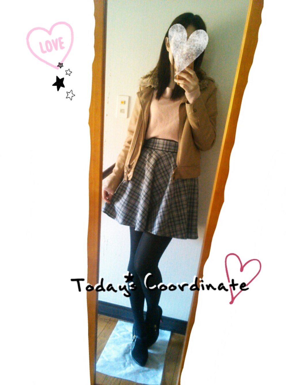 ピンク系のニット/セーター、グレー系のスカート、ベージュ系のライダースジャケットを着用したレディースの秋コーディネートの1枚目の写真