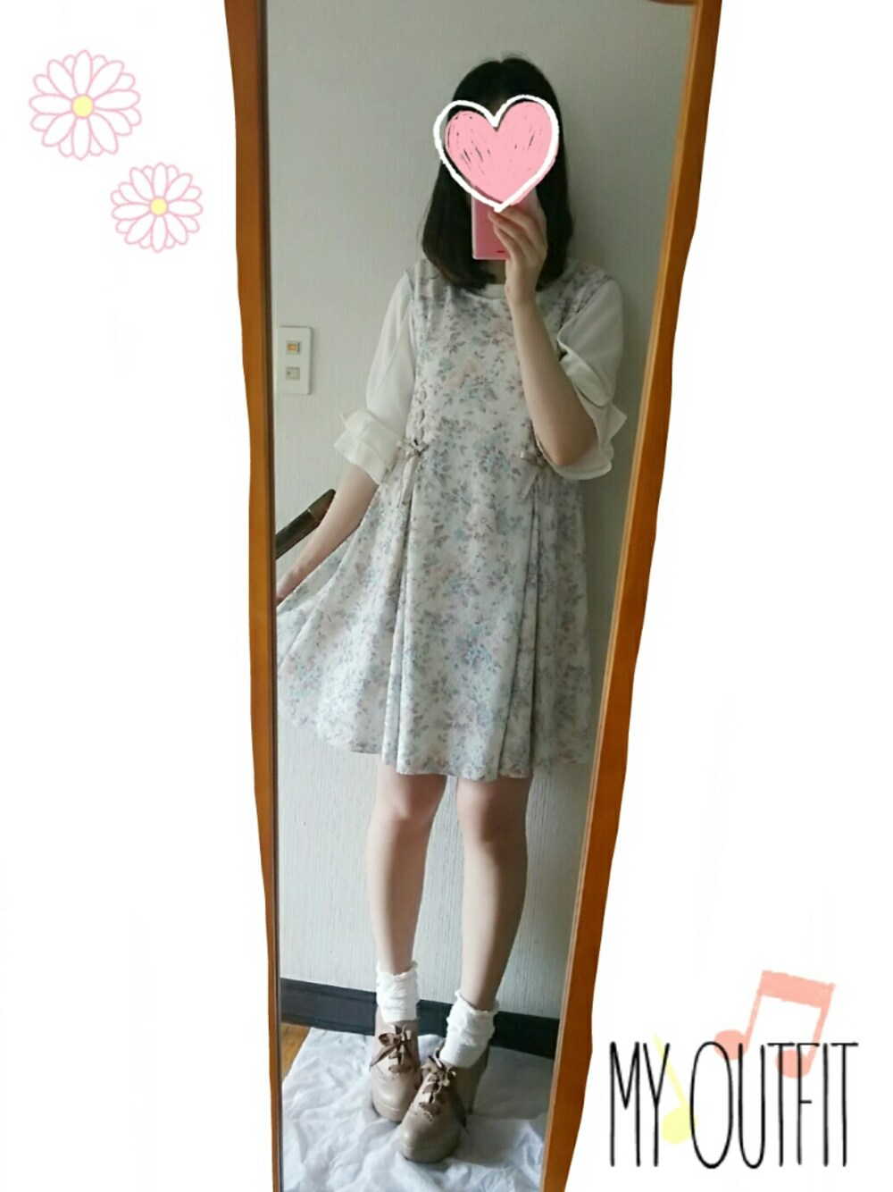 ベージュ系のパンプス、ホワイト系のTシャツ/カットソー、ホワイト系のソックス/靴下を着用したレディースの春コーディネートの1枚目の写真