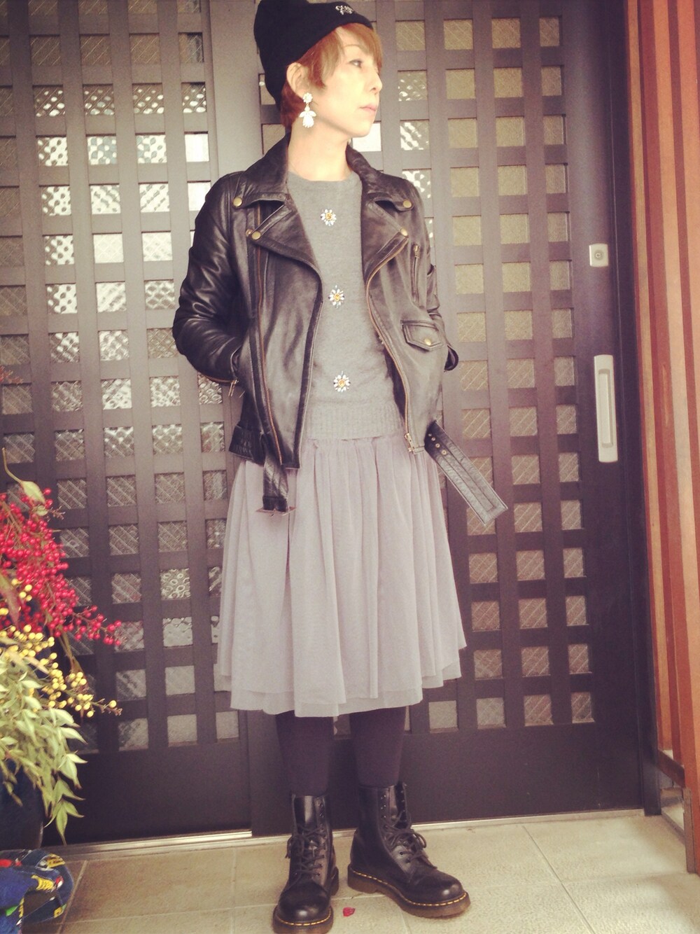 「ライダース、ビジューニット、チュールスカート、Dr.Martens」｜「アイテム（ライダースジャケット、ブラック系）」を使った、UUさん（レディース・158cm）の春コーディネートの1枚目の写真