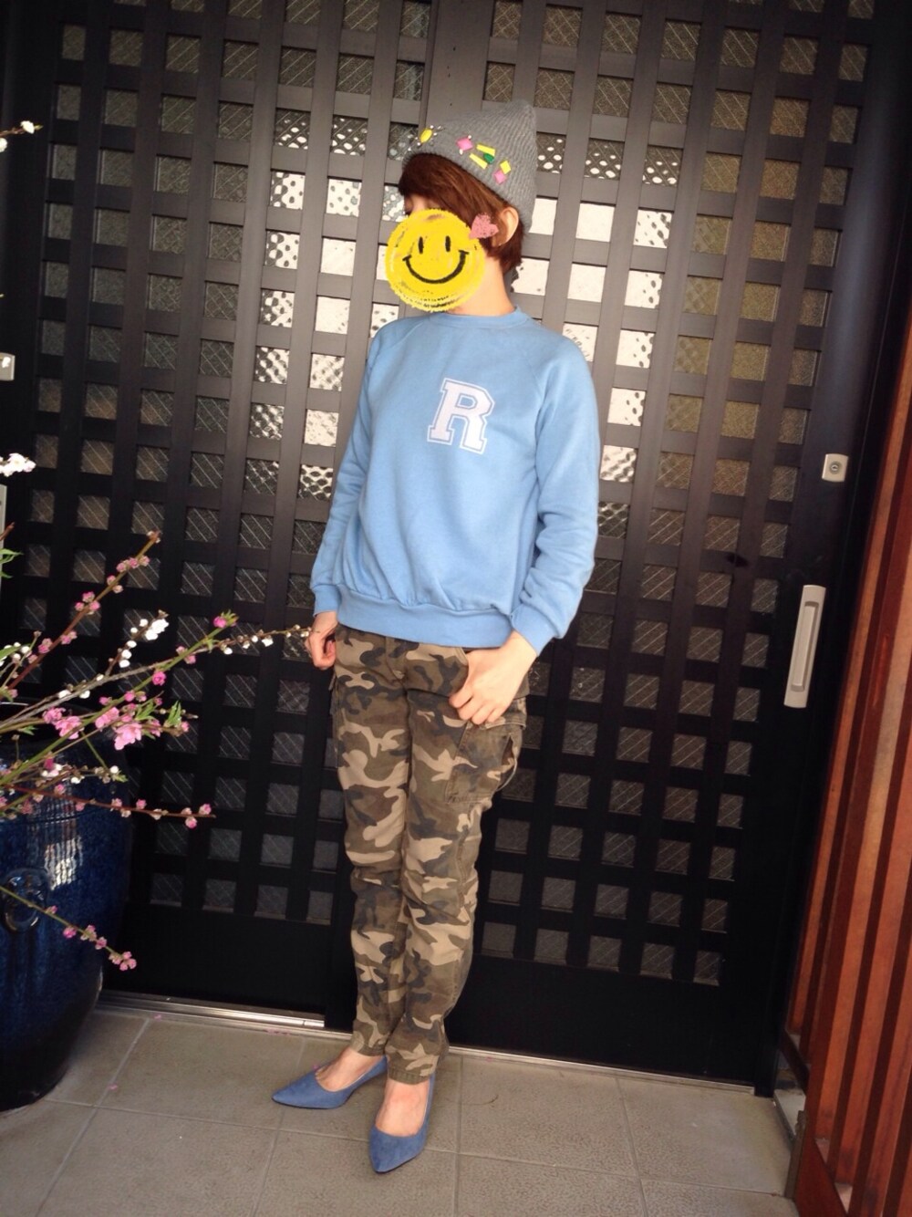 「#スウェット、#カモフラ、#カーゴパンツ、#ビジュー」｜「ROSE BUDのS-LR-13209 BIJOU BEANIE（ハット、グレー系）」を使った、UUさん（レディース・158cm）の春コーディネートの1枚目の写真