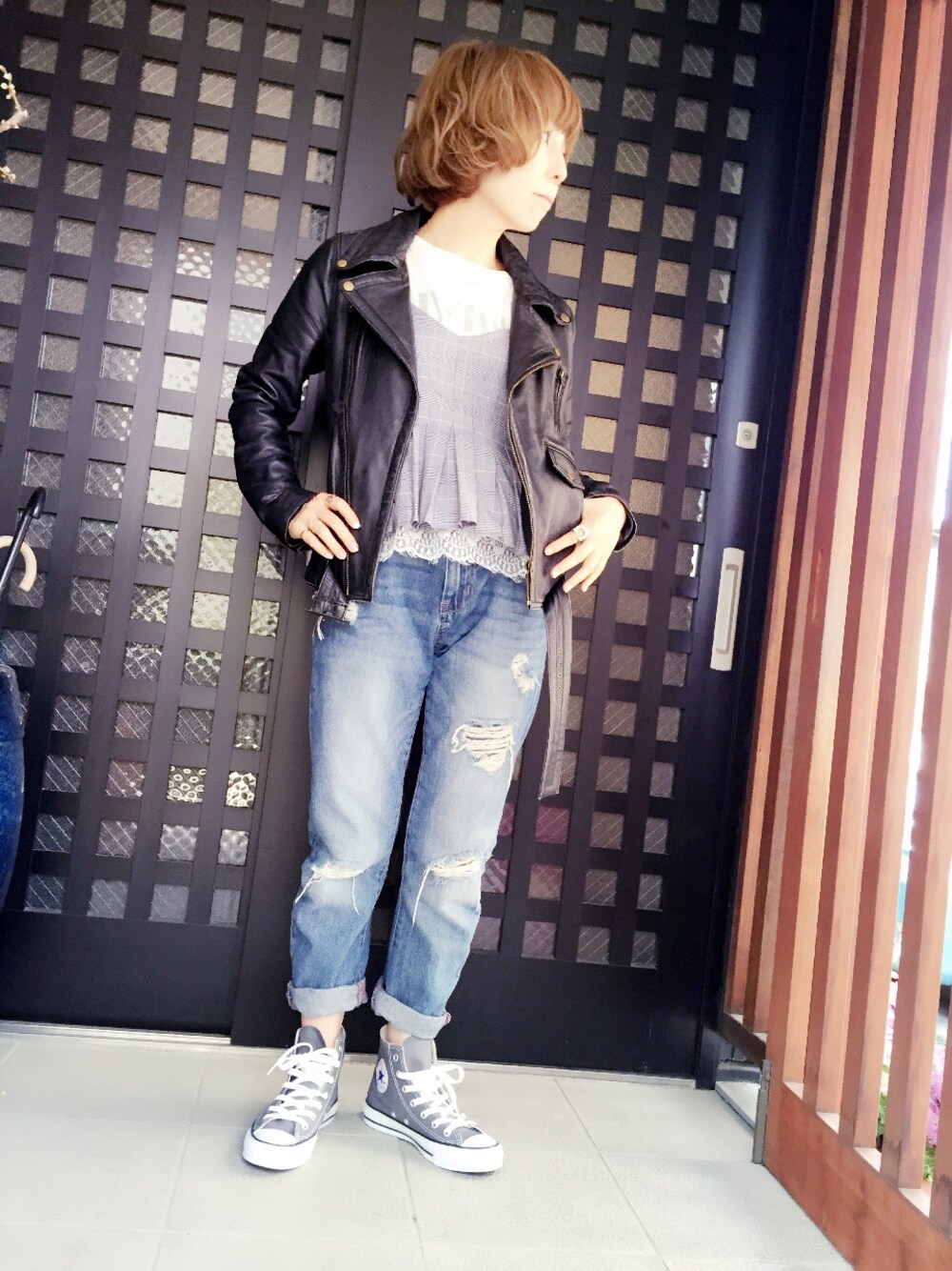 「TODAYFUL、ビスチェ、グレンチェック、ライダース、ダメージデニムパンツ、コンバース、ハイカットスニーカー」｜「TODAYFULのチェックビスチェ（Tシャツ/カットソー、グレー系）」を使った、UUさん（レディース・158cm）の春コーディネートの1枚目の写真