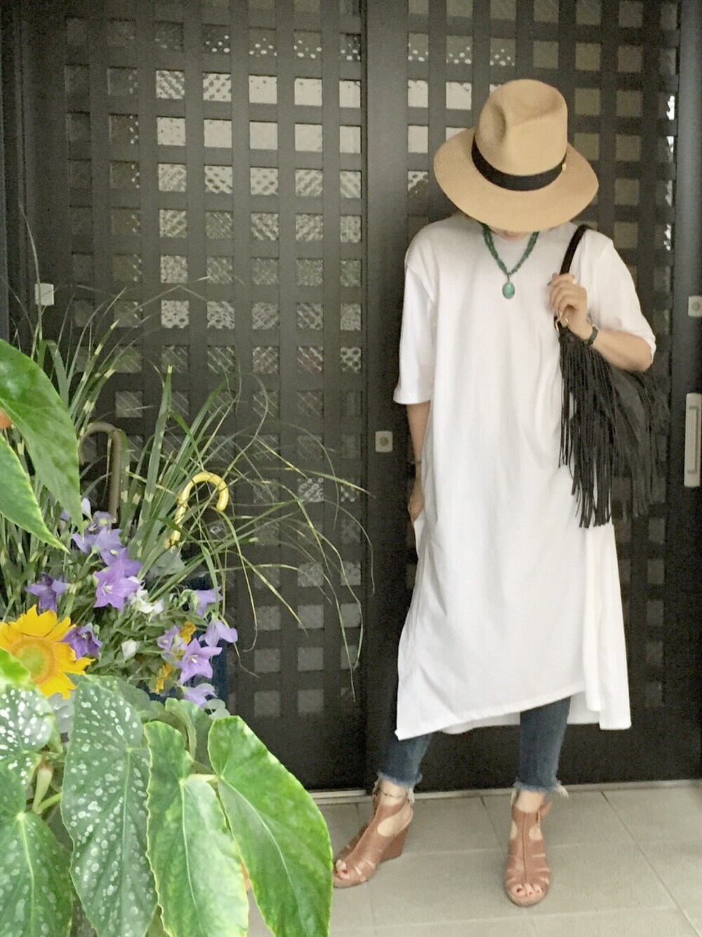 「ロングTシャツ、ツバ広ハット、ターコイズアクセサリー、フリンジバッグ、Ungrid、dholic、夏、summer、暑い」｜「Ungridの【Casual】ｲﾝﾃﾞｨｺﾞﾌﾚｲﾄﾞﾍﾑｽﾄｽﾘ（デニムパンツ、ブルー系）」を使った、UUさん（レディース・158cm）の夏コーディネートの1枚目の写真