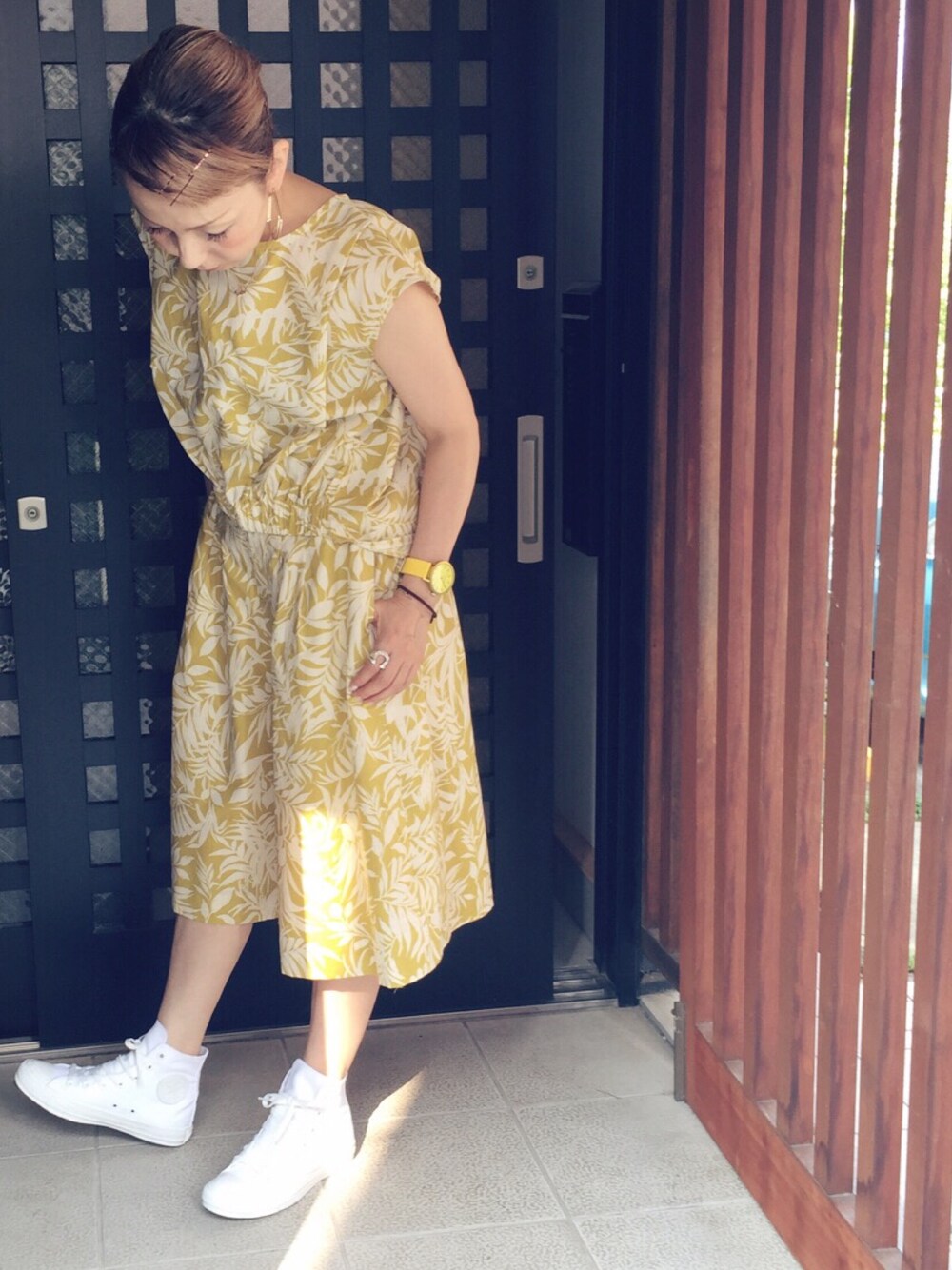 「セットアップ、ガウチョパンツ、ライブスタイル、コンバース、夏、夏コーデ」｜「KBFのKBF リゾートプリントプルオーバー（Tシャツ/カットソー、イエロー系）」を使った、UUさん（レディース・158cm）の夏コーディネートの1枚目の写真