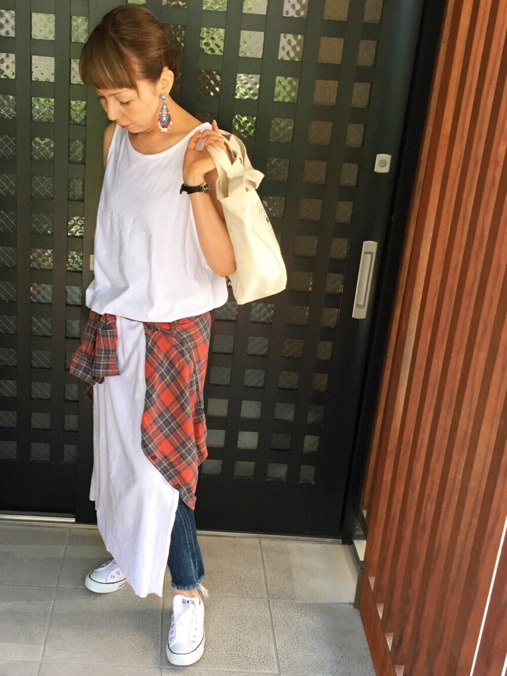 「ロングワンピース、ノースリーブ、ホワイト、ラクチンコーデ、Ungrid、ラフ、白スニーカー、converse」｜「URBAN RESEARCHのTRAVEL COUTURE by LOWERCASE　キャンバストートバッグM（トートバッグ、ホワイト系）」を使った、UUさん（レディース・158cm）の夏コーディネートの1枚目の写真