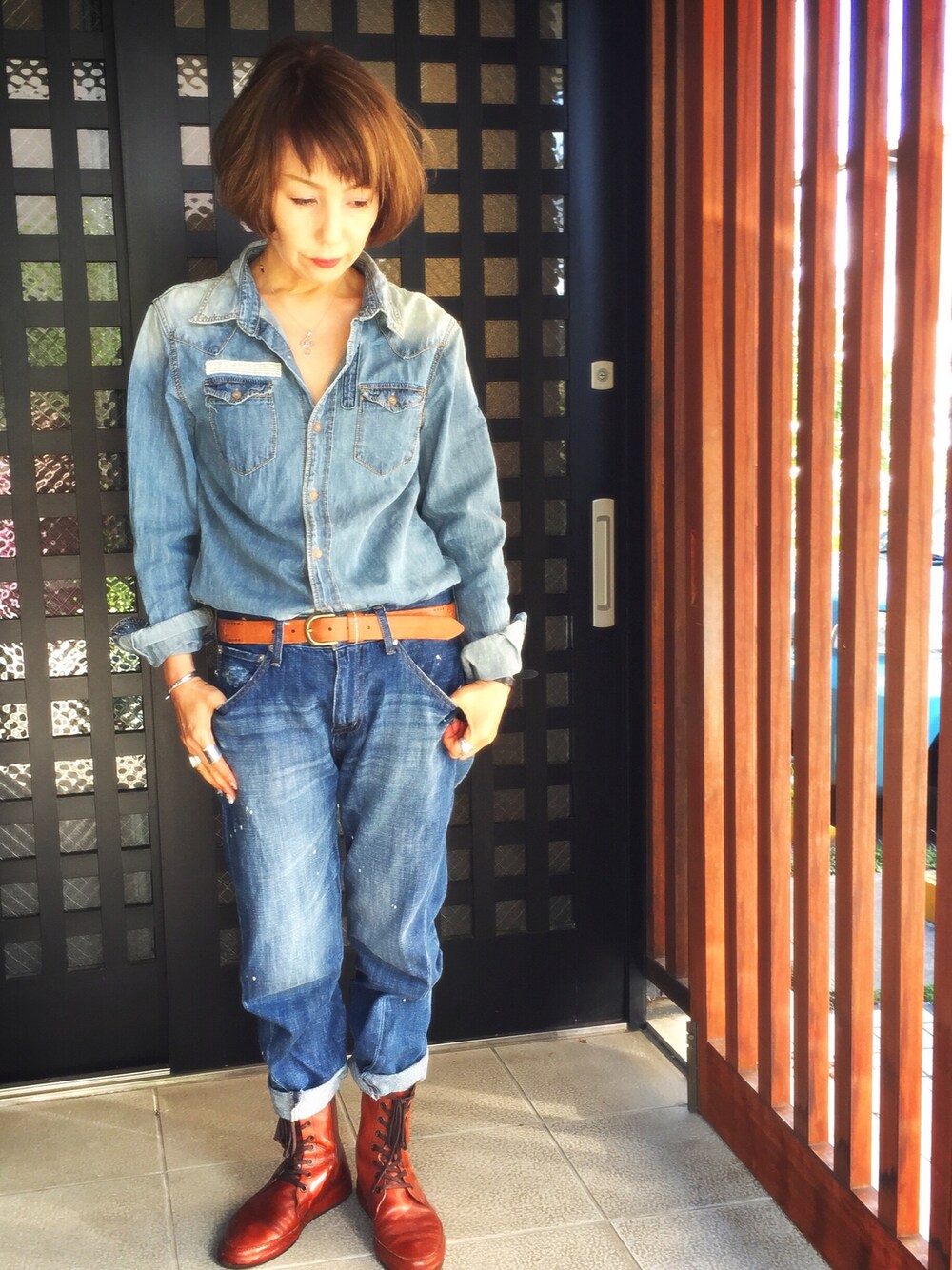 「デニムオンデニム、デニムシャツ、休日スタイル、カジュアル、シンプル、シャツスタイル、ootd」｜「TODAYFULのリメイクデニムシャツ（シャツ/ブラウス、ブルー系）」を使った、UUさん（レディース・158cm）の秋コーディネートの1枚目の写真