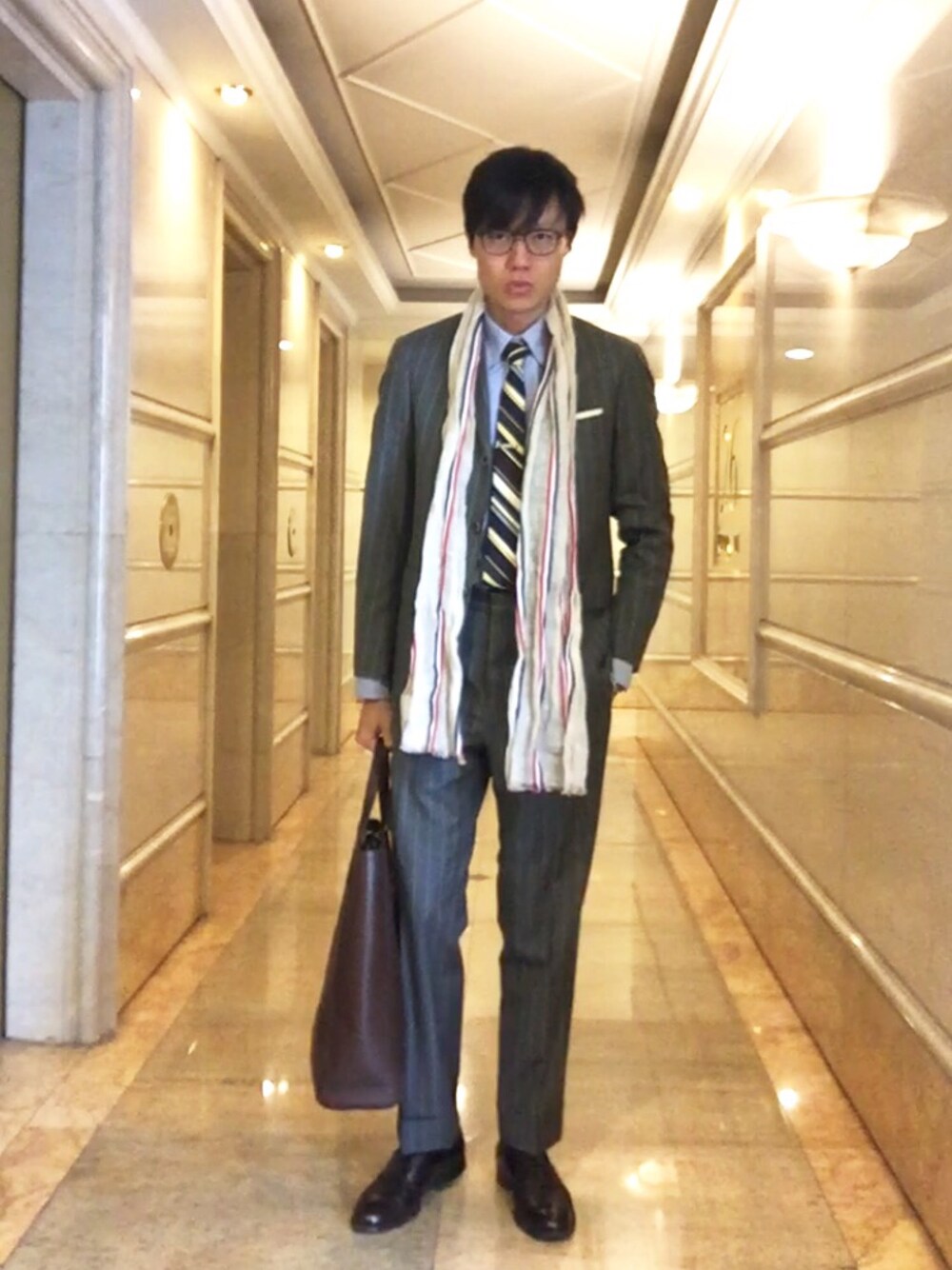 「仕事コーデ、THOMBROWNE、Black Fleece、BLACK FLEECE BY Brooks Brothers」｜「THOM BROWNEのアイテム（ネクタイ、その他）」を使った、LKさん（メンズ・178cm）の冬コーディネートの1枚目の写真
