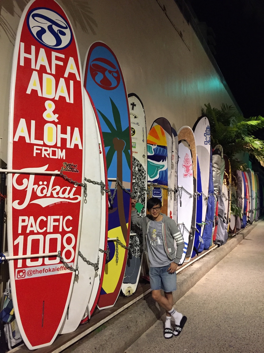 グレー系のTシャツ/カットソー、グレー系のパーカー、ブルー系のデニムパンツを着用したメンズの秋コーディネートの1枚目の写真