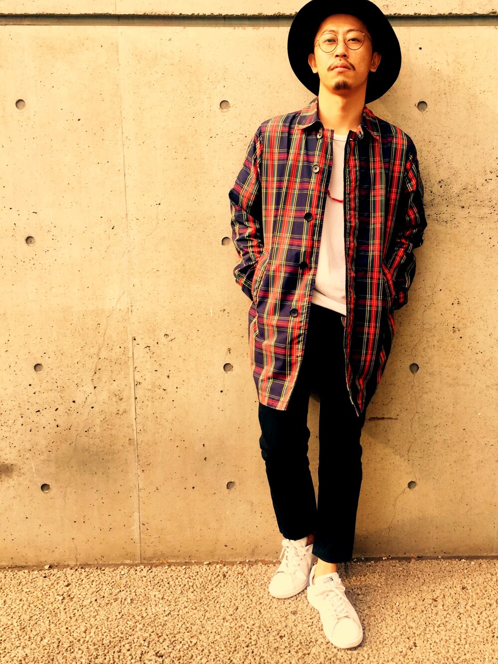 ブラック系のデニムパンツ、その他のステンカラーコート、ホワイト系のTシャツ/カットソーを着用したメンズの春コーディネートの1枚目の写真