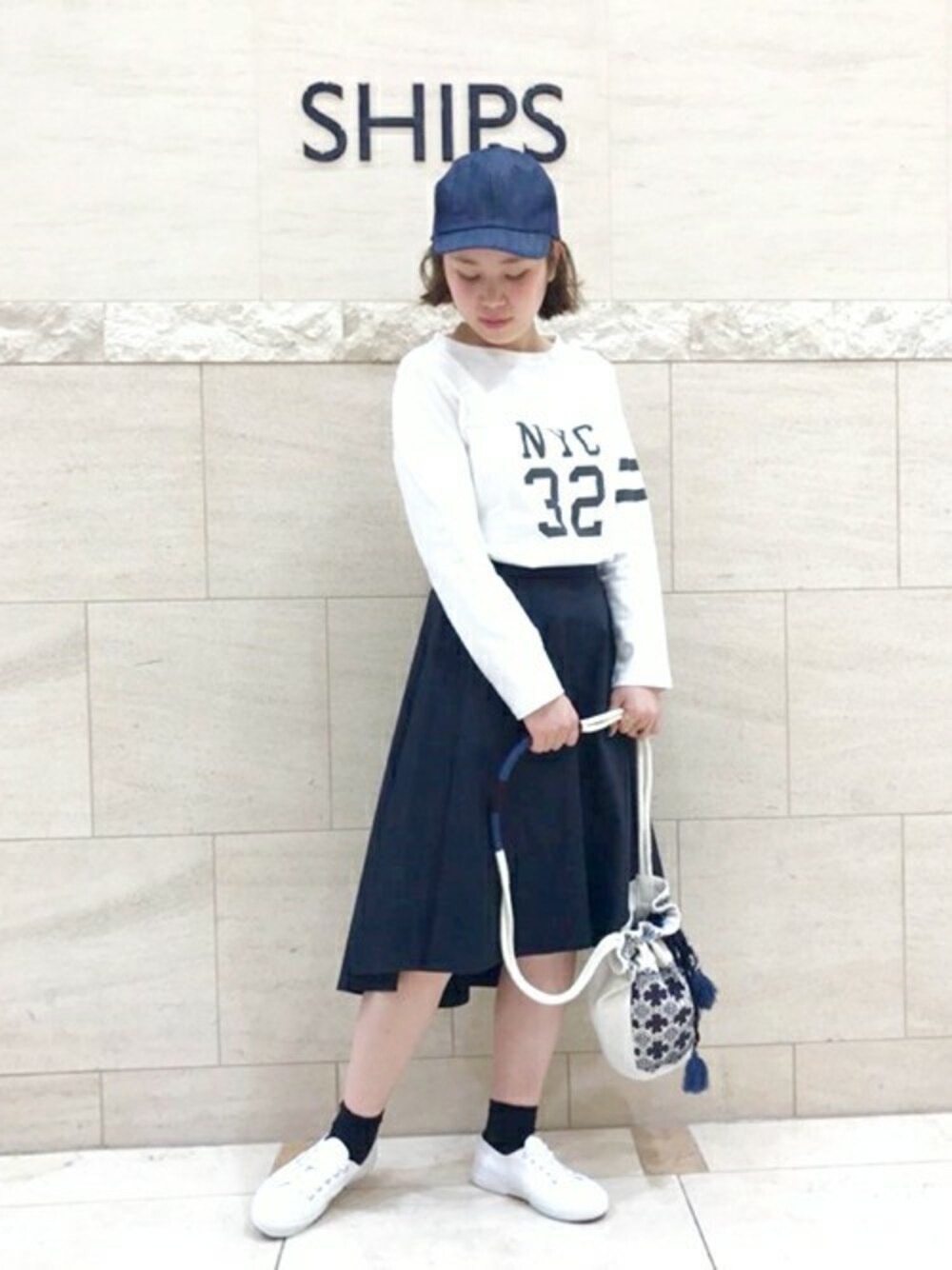「フレアスカート、キャップ、SHIPS、Khaju、ナンバーTシャツ」｜「KhajuのKhaju:ナンバーTEE（Tシャツ/カットソー、ホワイト系）」を使った、柿野さん（レディース・158cm）の冬コーディネートの1枚目の写真