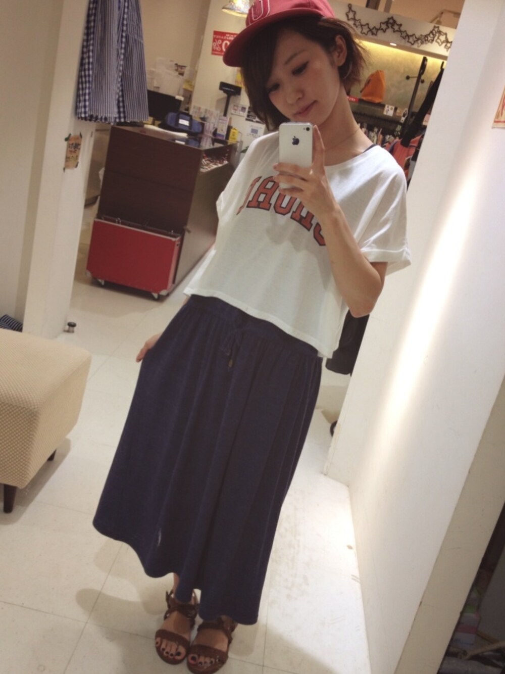 「マキシ丈ワンピース、サンファン、sanjuan、スポーティ、ベースボールキャップ、ロゴT、トリコロールカラー、ラフスタイル、カジュアル、ショート丈トップス」｜「合皮ぺたんこサンダル（サンダル、ブラウン系）」を使った、にしぼりさん（レディース・153cm）の秋コーディネートの1枚目の写真
