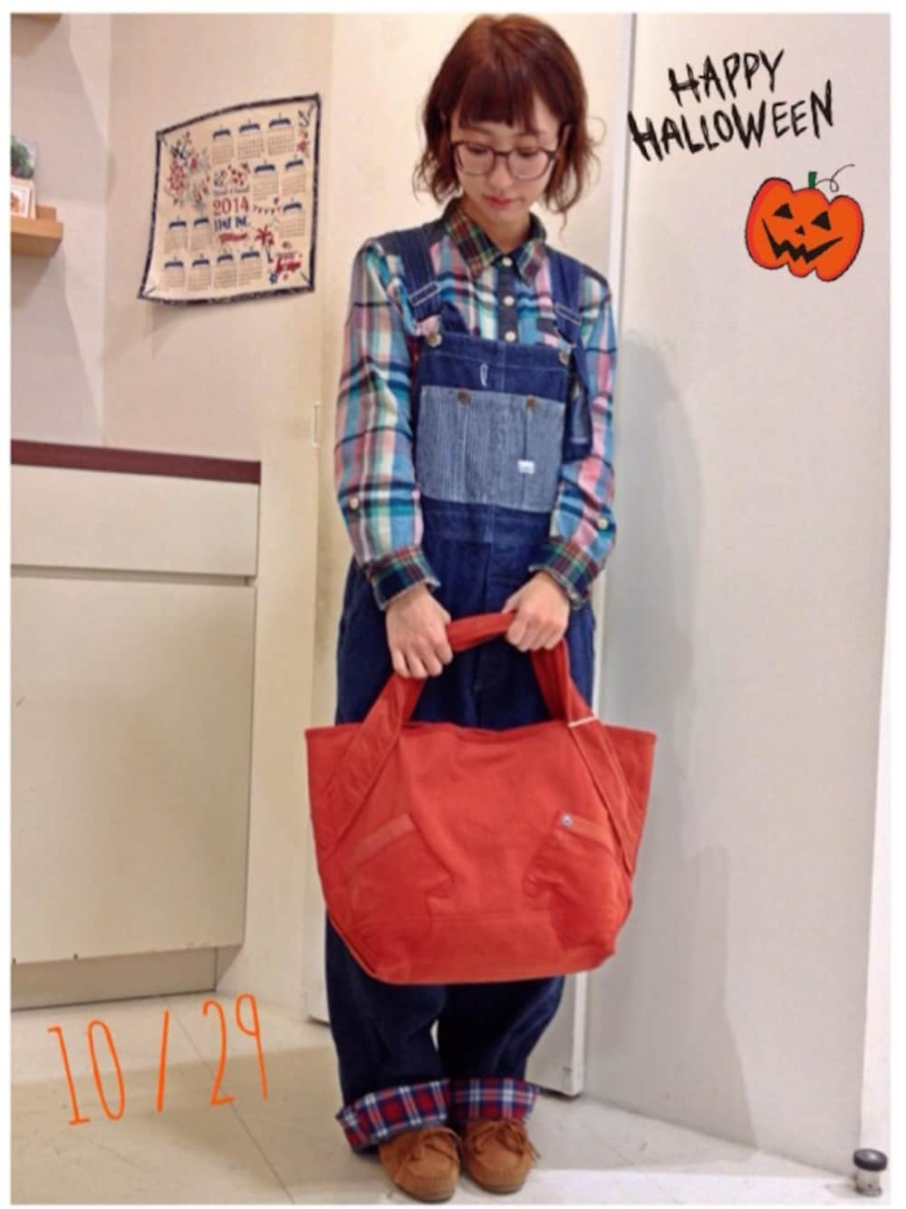 「オーバーオール、sanjuan、サンファン、NATURAL LIME、チェックシャツ、ミトン、トートバック、カジュアル、モカシン、メガネ女子」｜「North Objectのミトンポケットトートバック（トートバッグ、オレンジ系）」を使った、にしぼりさん（レディース・153cm）の秋コーディネートの1枚目の写真