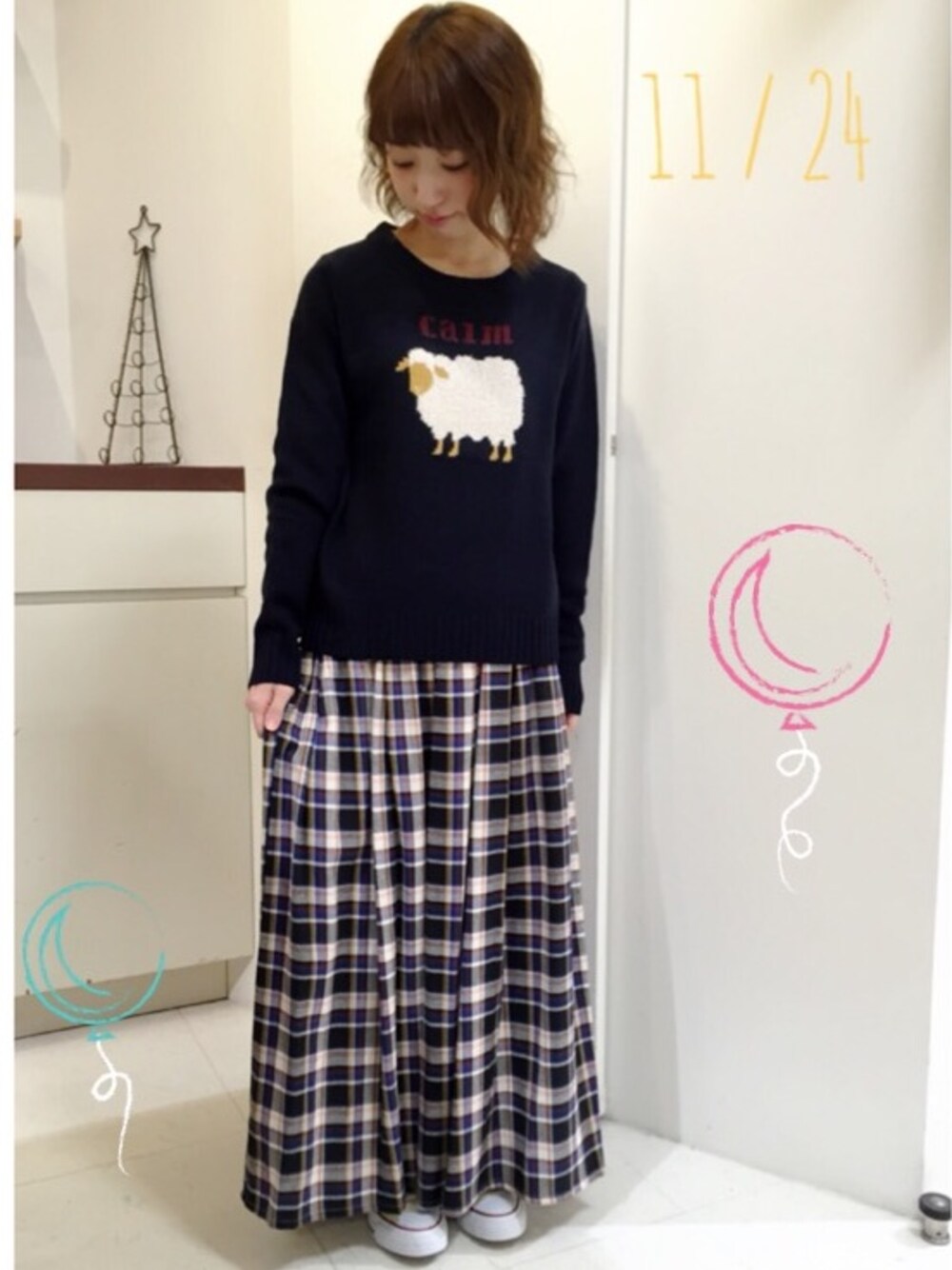 「ひつじ、チェックスカート、ニット、スニーカー、コンバース、サンファン、sanjuan、プレッピー」｜「sanjuanのひつじニットp/o（ニット/セーター、ブルー系）」を使った、にしぼりさん（レディース・153cm）の秋コーディネートの1枚目の写真