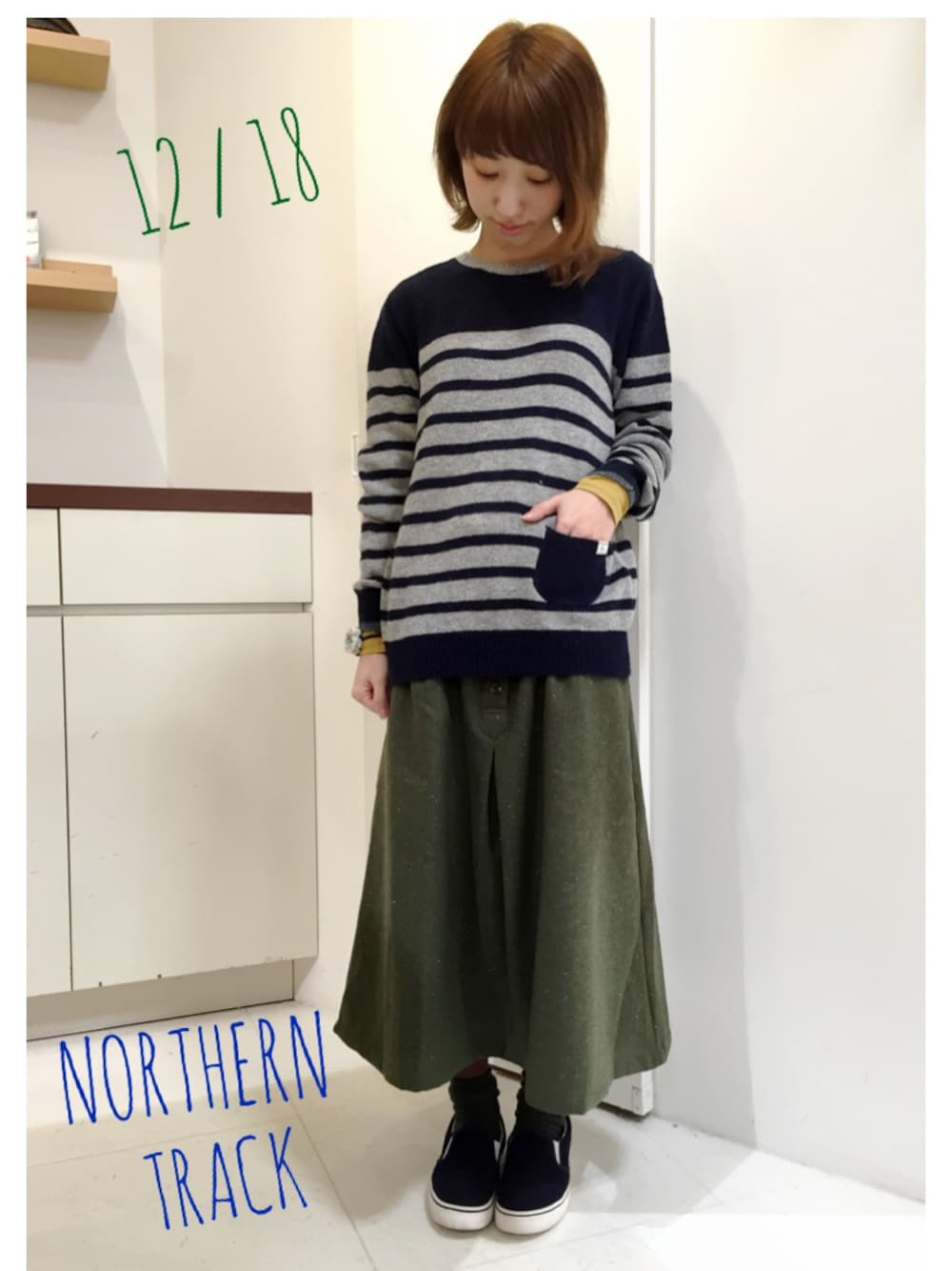 「ツイード、ロングスカート、ボーダーニット、NORTHERN TRUCK、スリッポン、カーキ、カジュアル」｜「NORTHERN TRUCKのボーダーニット（ニット/セーター、ブルー系）」を使った、にしぼりさん（レディース・153cm）の冬コーディネートの1枚目の写真