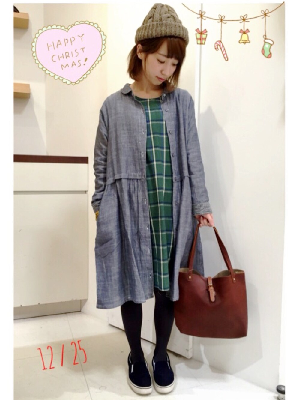「シャツワンピース、チェックワンピース、ニット帽、スリッポン、トートバッグ、クリスマス、サンファン、sanjuan、NATURAL LIME」｜「sanjuanのガーゼ切替丸襟シャツワンピース（シャツワンピース、ブルー系）」を使った、にしぼりさん（レディース・153cm）の冬コーディネートの1枚目の写真