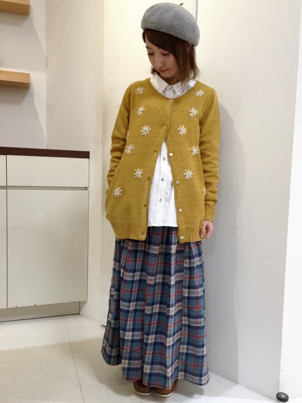 「ニットカーディガン、刺繍、サンファン、sanjuan、チェックスカート、ガーリー、カジュアル、数字、デッキシューズ、白シャツ」｜「sanjuanのファイナルセール！！（その他、レッド系）」を使った、にしぼりさん（レディース・153cm）の冬コーディネートの1枚目の写真