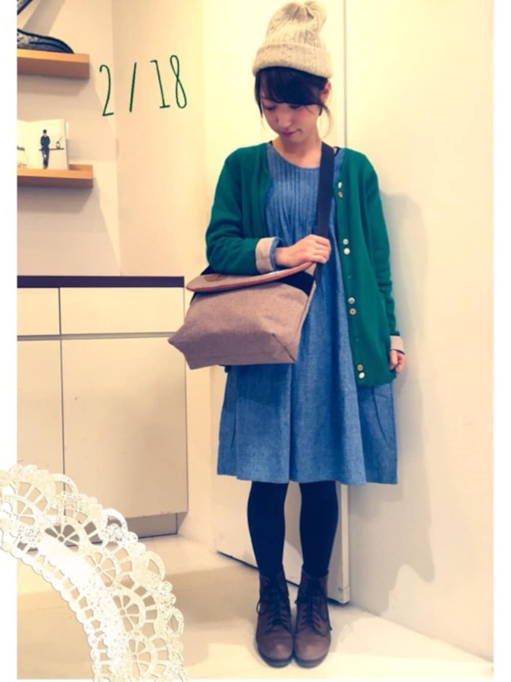 「ワンピース、カーディガン、緑のカーディガン、編み上げブーツ、メッセンジャーバッグ、ニット帽、カジュアル、NATURAL LIME、多ボタン、ゆったりコーデ」｜「sanjuanの多ボタン無地クルーカーディガン（カーディガン/ボレロ、グリーン系）」を使った、にしぼりさん（レディース・153cm）の冬コーディネートの1枚目の写真
