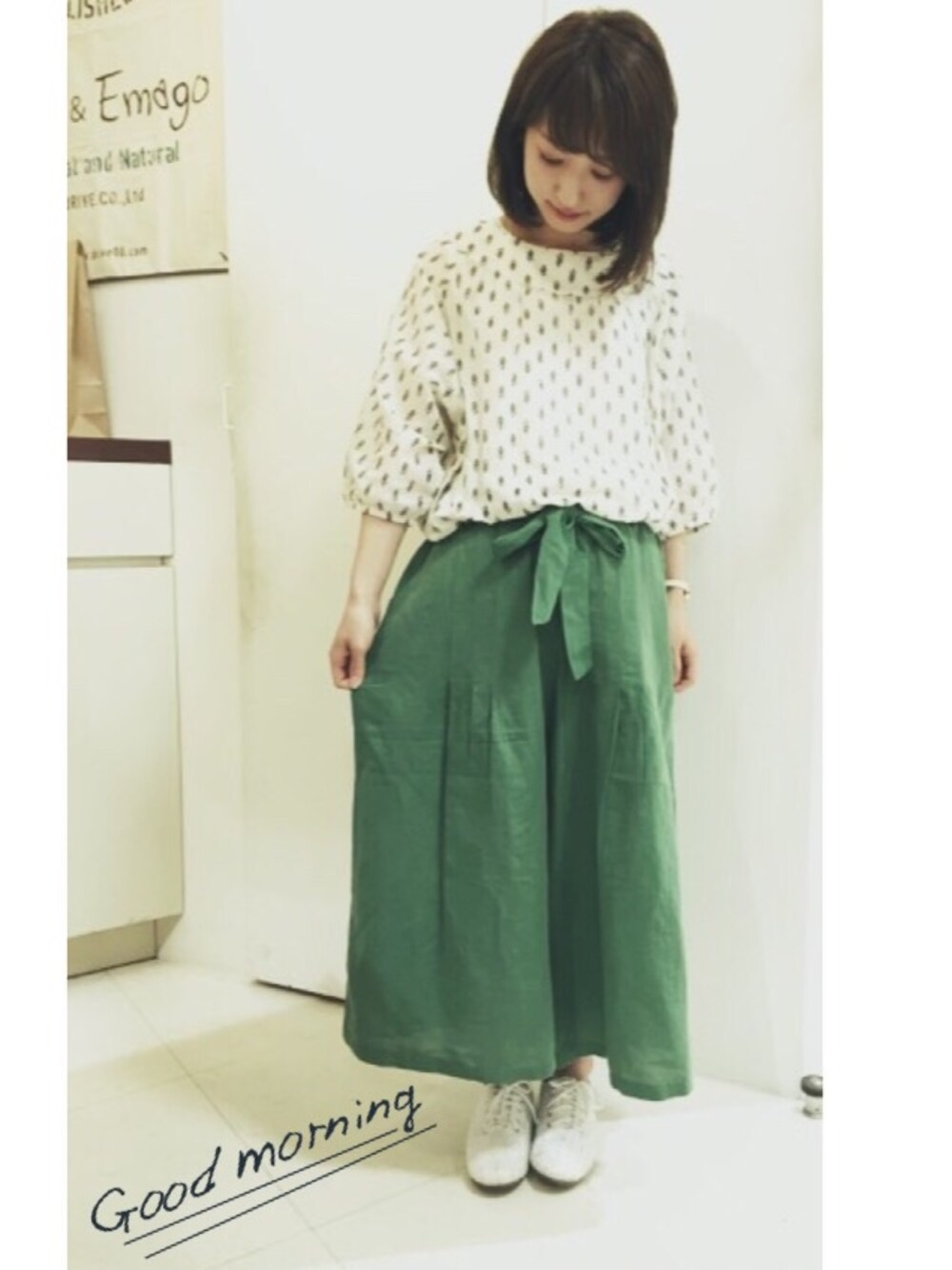 「ガウチョパンツ、ワイドパンツ、マニッシュシューズ、レース、ブラウス、総柄トップス、ペタンコ靴、春色、ピクニック」｜「no brandの総柄プリントドルマンブラウス（シャツ/ブラウス、ホワイト系）」を使った、にしぼりさん（レディース・153cm）の春コーディネートの1枚目の写真