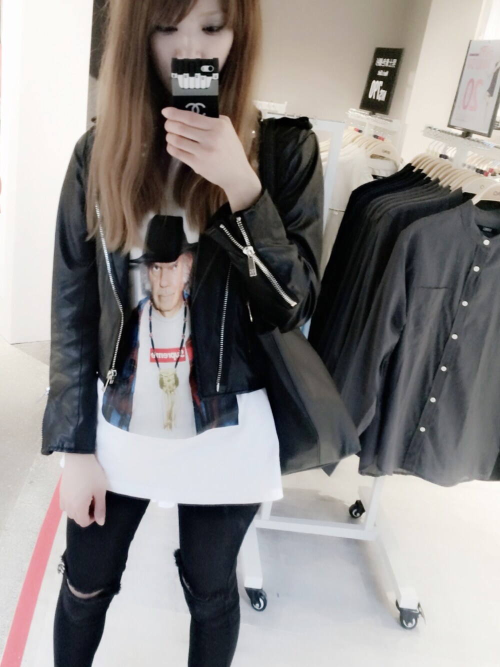 ホワイト系のTシャツ/カットソー、ブラック系のフォーマルスーツ/小物、ブラック系のその他パンツを着用したレディースの春コーディネートの1枚目の写真