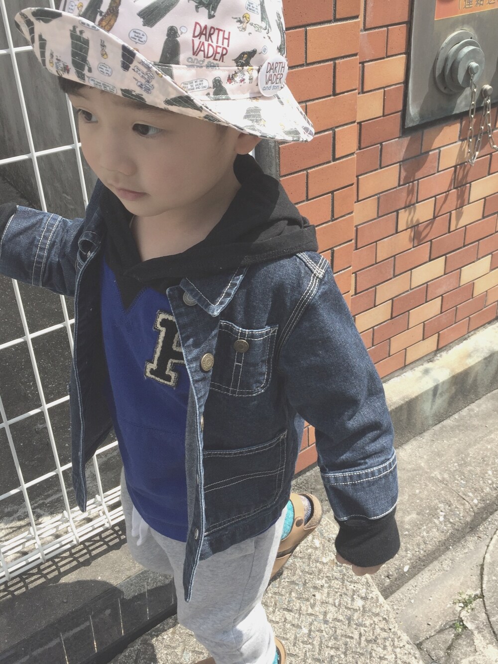「こどもコーデ、おとこのこ、サンダル×靴下、スターウォーズ、フード」｜「POLO RALPH LAUREN CHILDRENSWEARのコットン フーデッド ベースボール Tシャツ（パーカー、ブルー系）」を使った、ようしんさん（キッズ・100cm）の春コーディネートの1枚目の写真