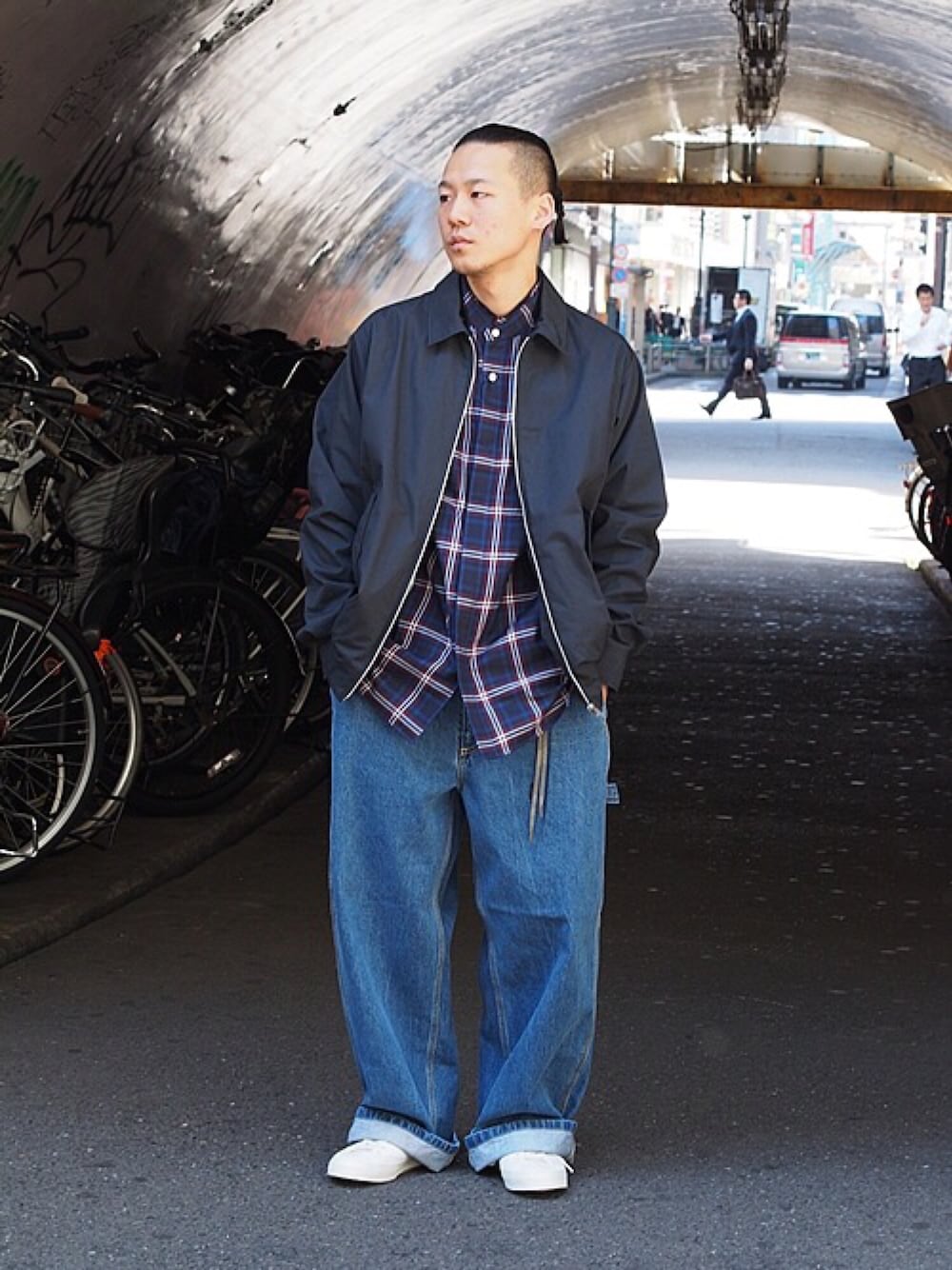 ブラック系のブルゾン、ブルー系のシャツ/ブラウス、ホワイト系のスニーカーを着用したメンズの秋コーディネートの1枚目の写真