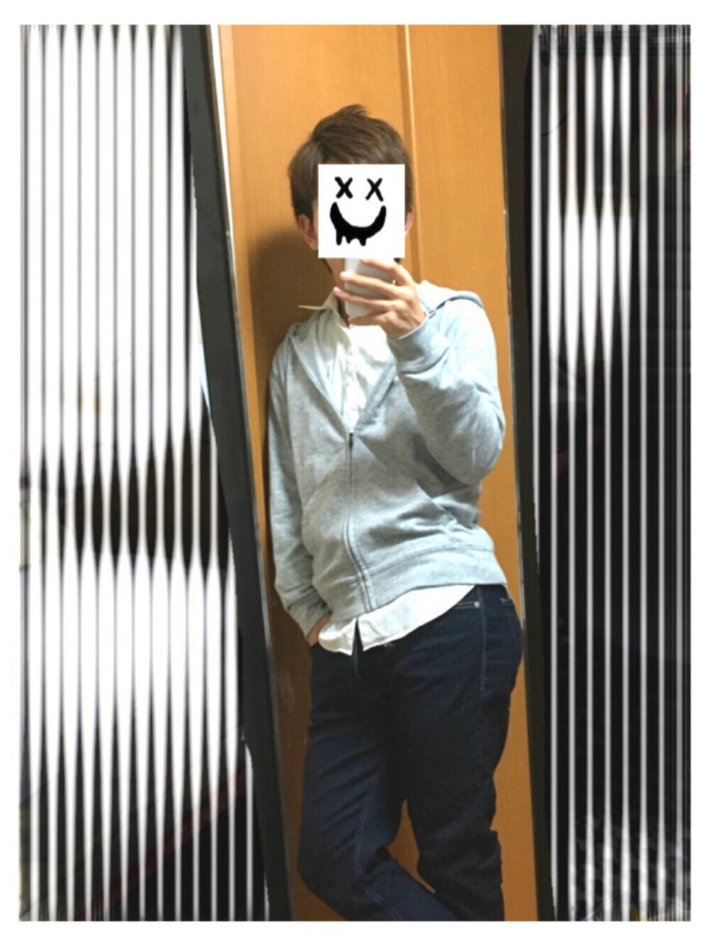 グレー系のその他アウター、ホワイト系のTシャツ/カットソー、ブルー系のデニムパンツを着用したメンズの春コーディネートの1枚目の写真